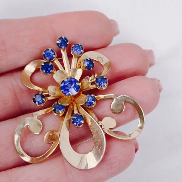 Vintage 1940s Gold Tone Brooch Blue Rhinestone Mid Century Floral Pin Jewelry - Picture 2 of 10